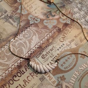 3/$10Vintage Avon necklacd